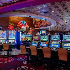 lv66com မိုဘိုင်းအက်ပ် Slots Live Casino Sportsbook Myanmar ကစားသူ မိုဘိုင်းဖုန်းမှ ကစားနေသောပုံ